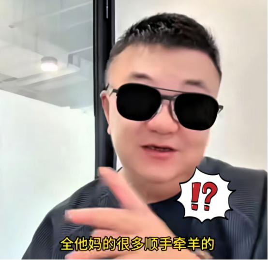 董路直播间拍桌发怒！
 
150个足球、签名球衣、7瓶茅台。在庆功宴上被偷了。拼