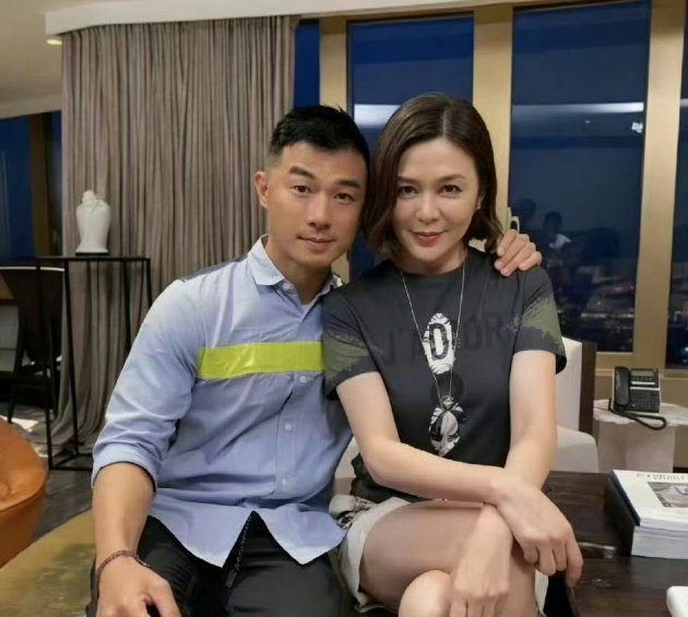 瓜又来了！网传关之琳新男友是27岁模特，两人相差35岁！关之琳模特新男友才27岁