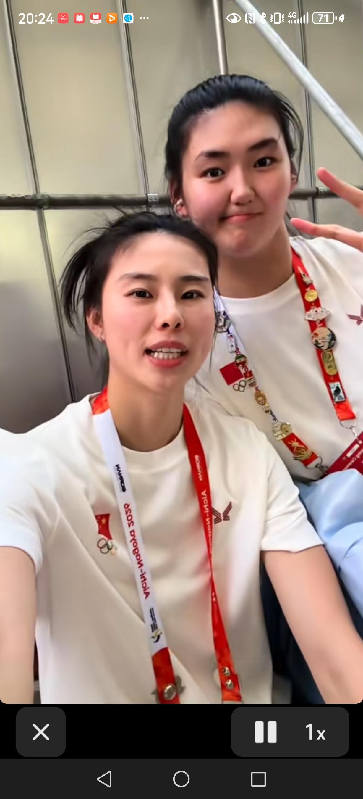9月19日亚运会开幕式那几个篮球体育圈的面孔，真的一眼吸睛。
王思雨走在队伍里腰