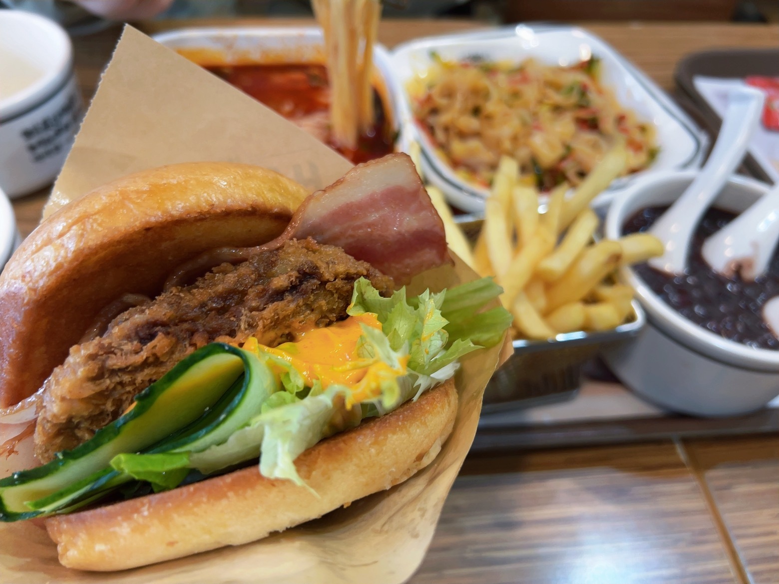 魏家凉皮汉堡是真的很好吃 虽然叫凉皮 但是凉皮一般 汉堡倒是又便宜又大又好吃 下