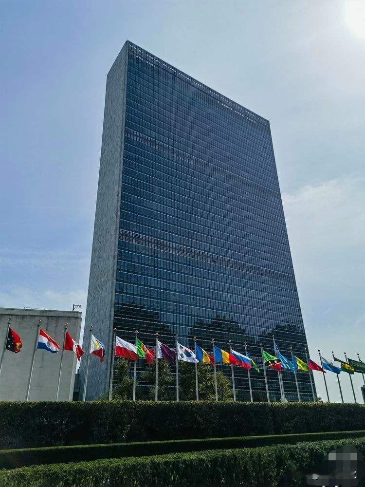 美国没资格继续呆在联合国了，联合国总部也应搬离美国，因为美国根本没按联合国宪章行