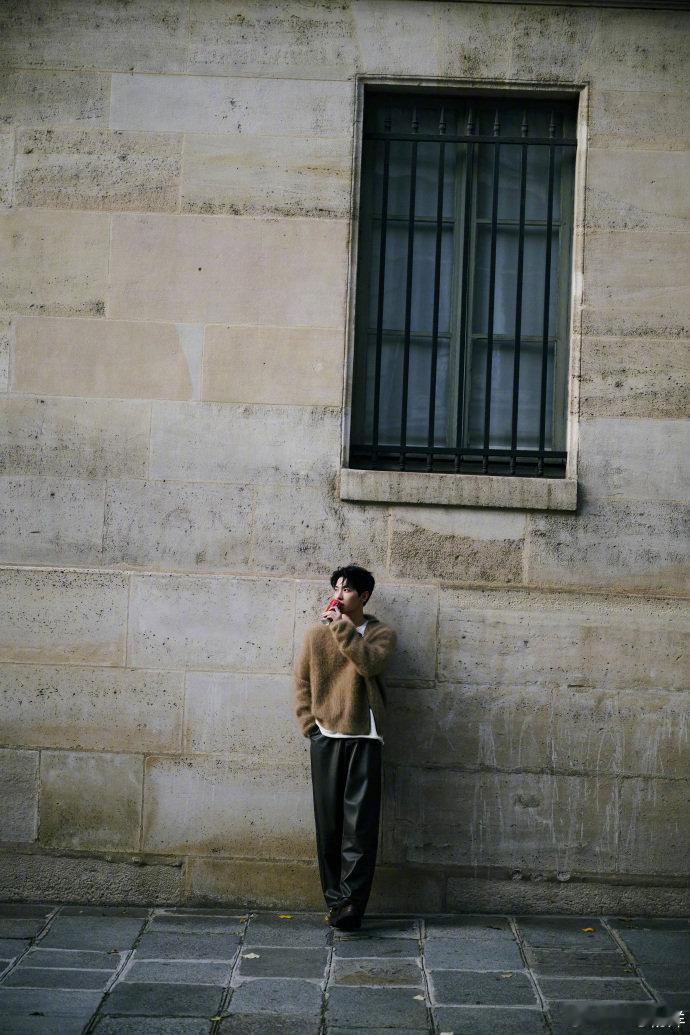 #杨洋单车plog#杨洋的单车plog开启秋日浪漫之旅，他于美景中骑行，氛围感十