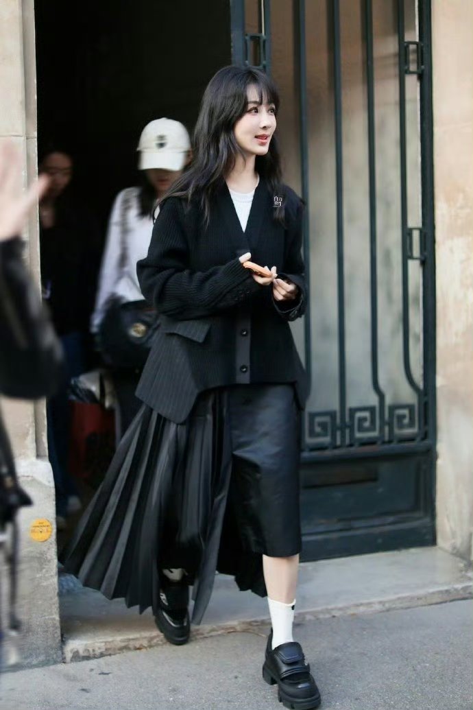 杨紫巴黎街头私服路透，这身妆造好米！ ​​​