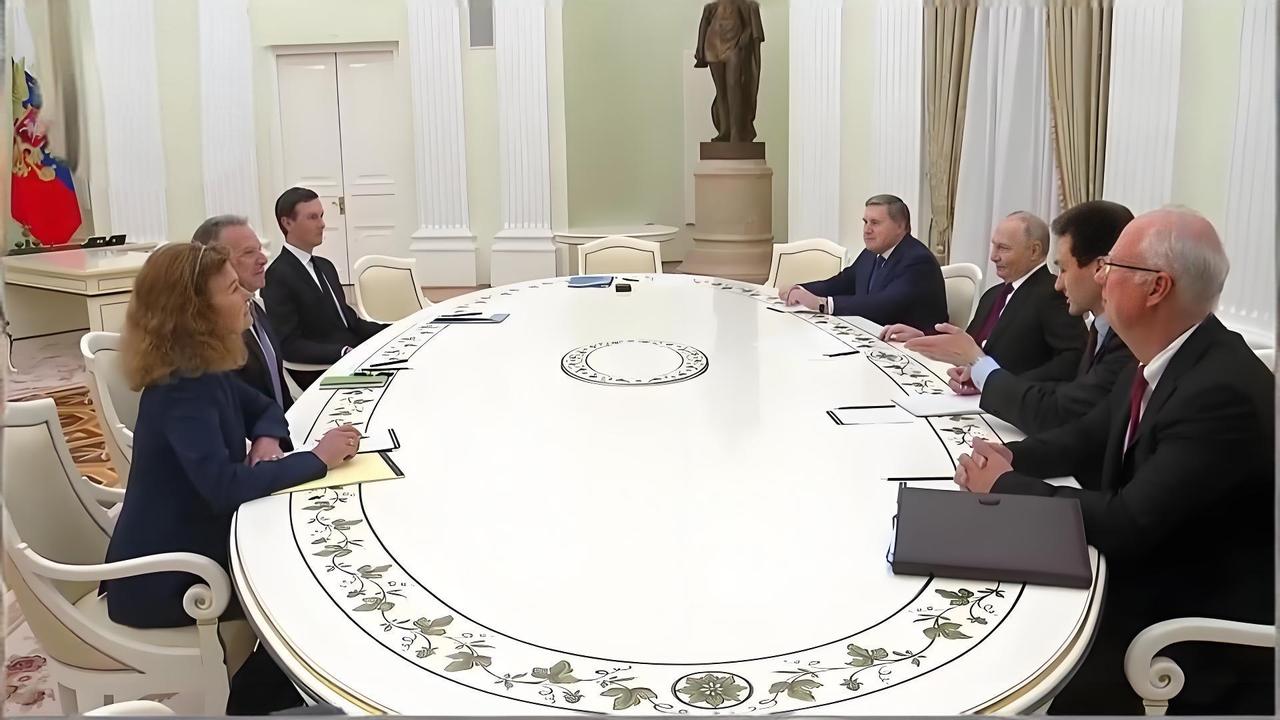 特朗普举亲不避嫌！
他的亲友式外交，
始终没能感动普大帝
 
就在今天（当地时间