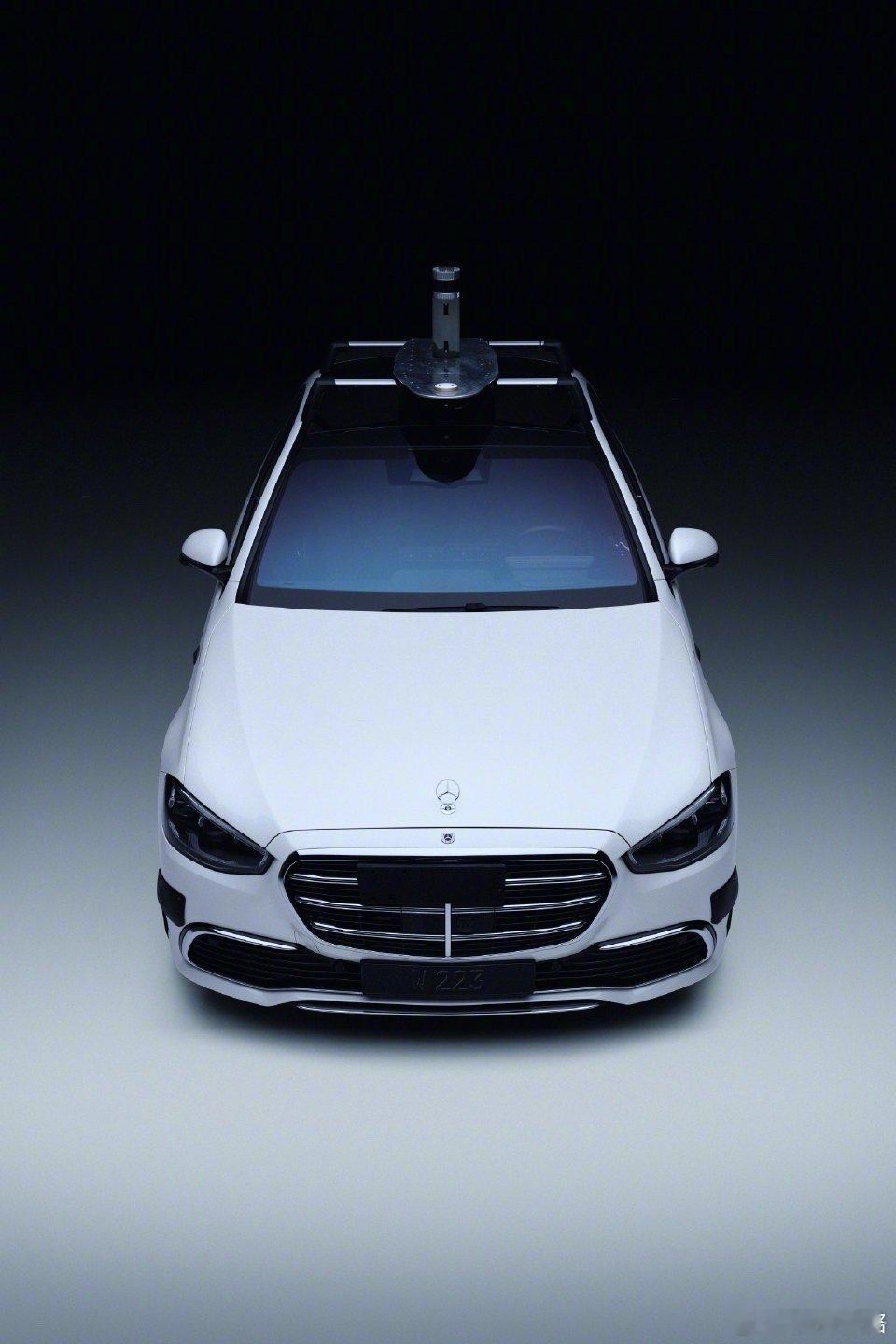 跨越140年的热爱140年前，卡尔·本茨在一间小工坊里拧紧最后一颗螺丝，把一台发