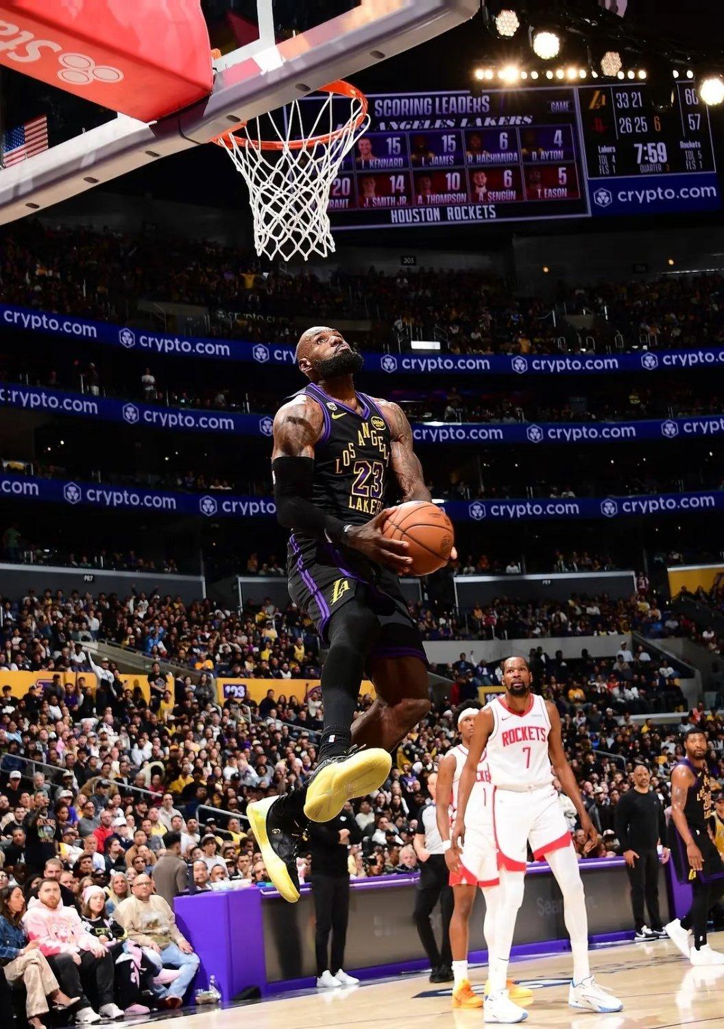 41岁詹姆斯折叠背扣老詹这身体素质太硬了，年过四十实力依然处在巅峰