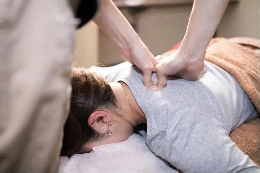 深夜，南充一女子去会所按摩，她趴在按摩床上，技师熟练地按摩着她的肩颈和背部，一切