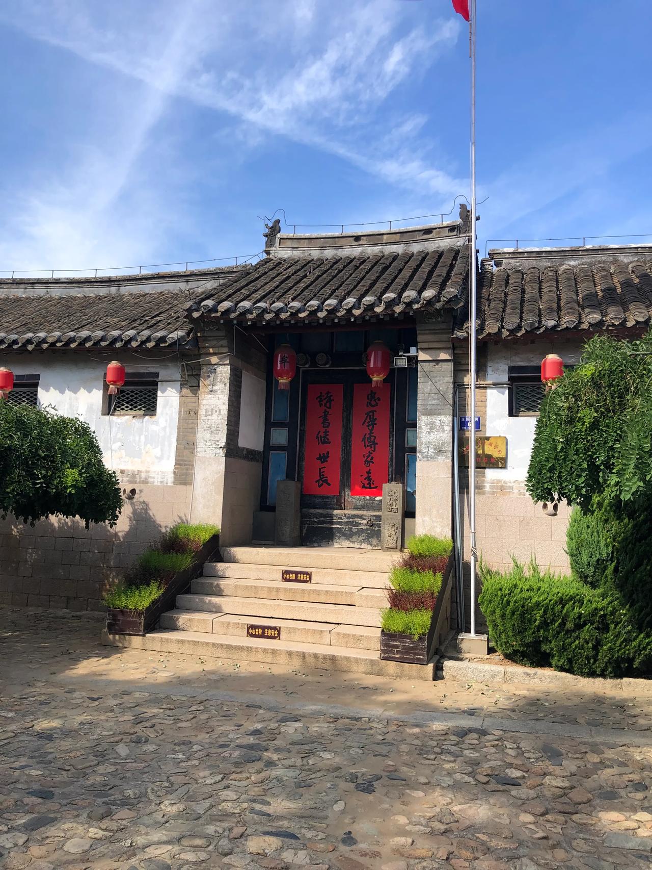 吃饱了就不哭了
吃饱了就让奶了
吃饱了就兴奋了
吃饱了就爱闹了