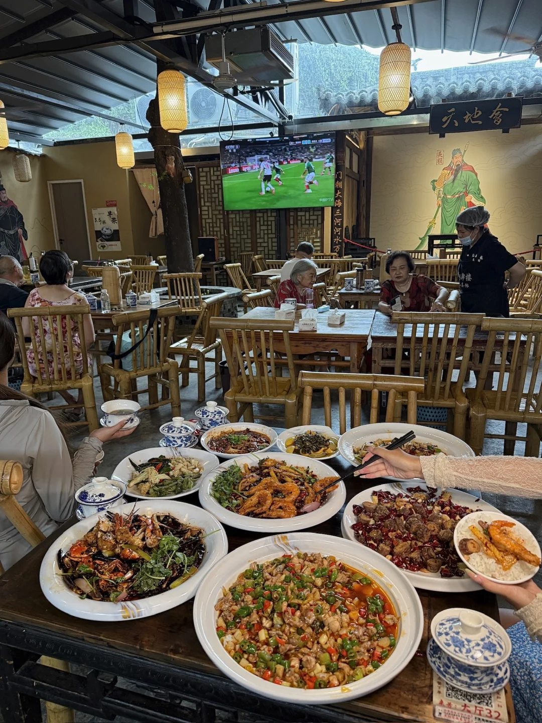 朋友聚会别乱选！露天院坝宵夜看球太惬意