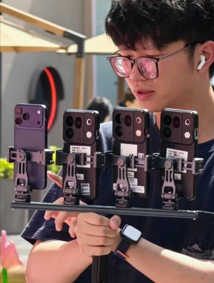OPPO Find X10系列开始预热了，先把造型爆一爆。这个造型，就不评价了。
