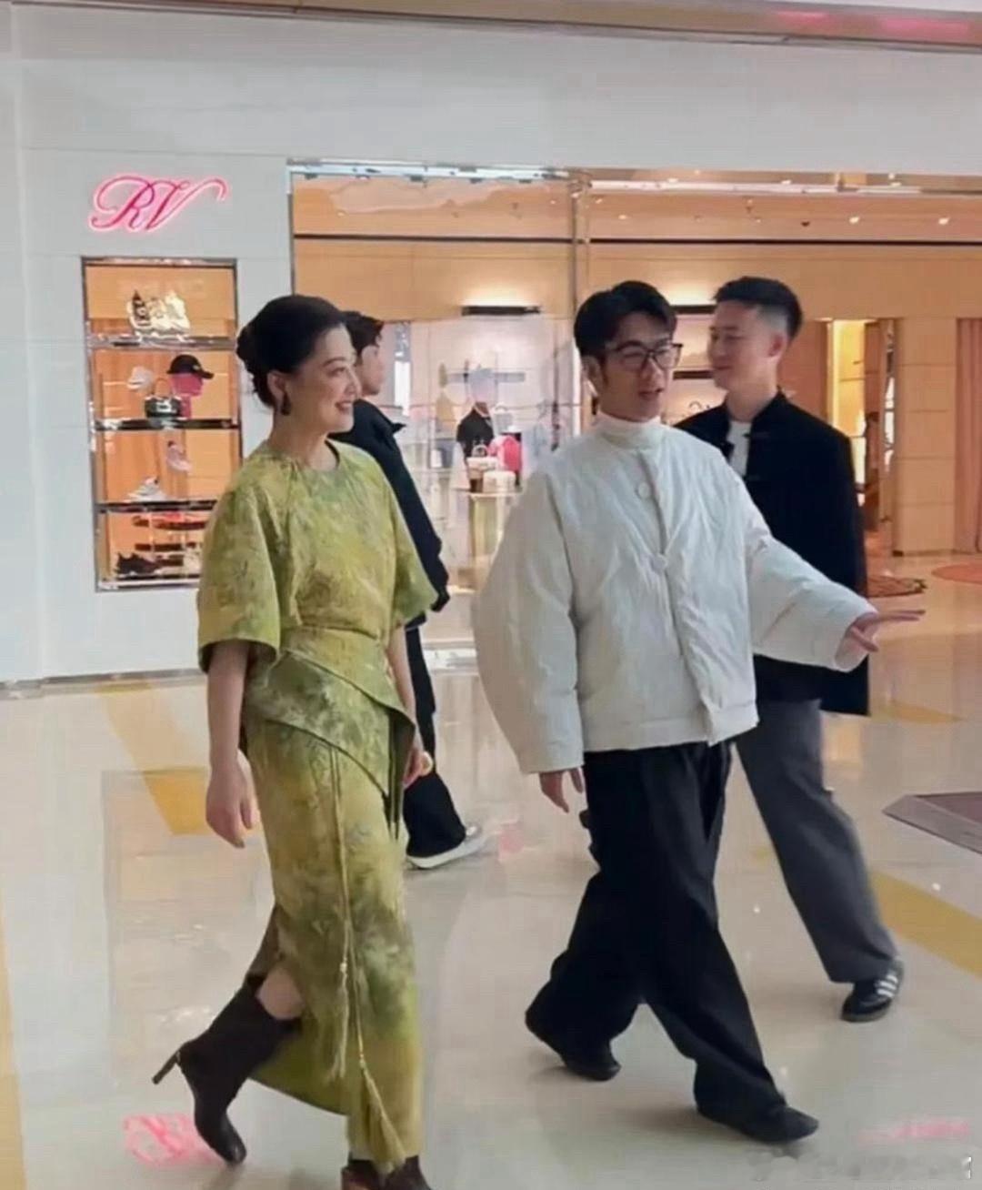 我怀疑，戴金戒指不累 