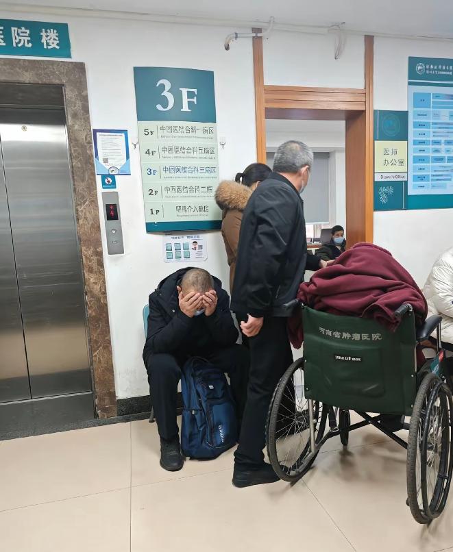 一男子坐在医院里嚎啕大哭，原来是因为他父亲胆管癌晚期，母亲执意放弃治疗，父亲却不