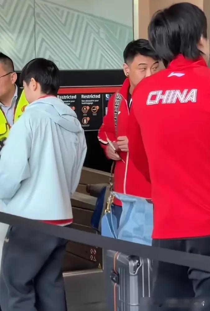 国乒载誉凯旋！荣耀抵京，这就是中国乒乓的底气与风骨！
 
荣耀收官，王者归来！