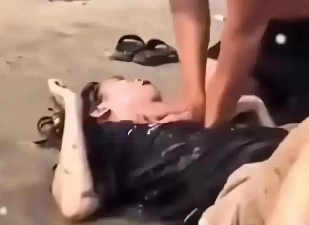 “这不是救人，是猥亵！”广西北海，一女子不慎溺水，男子对其进行施救的过程中，多次