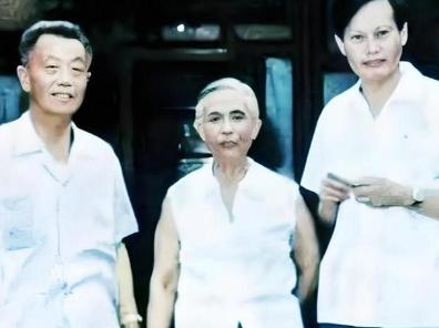 1971年杨振宁回国，见到岳父杜聿明时却叫他“杜先生”，周总理赶紧说：“应该称为