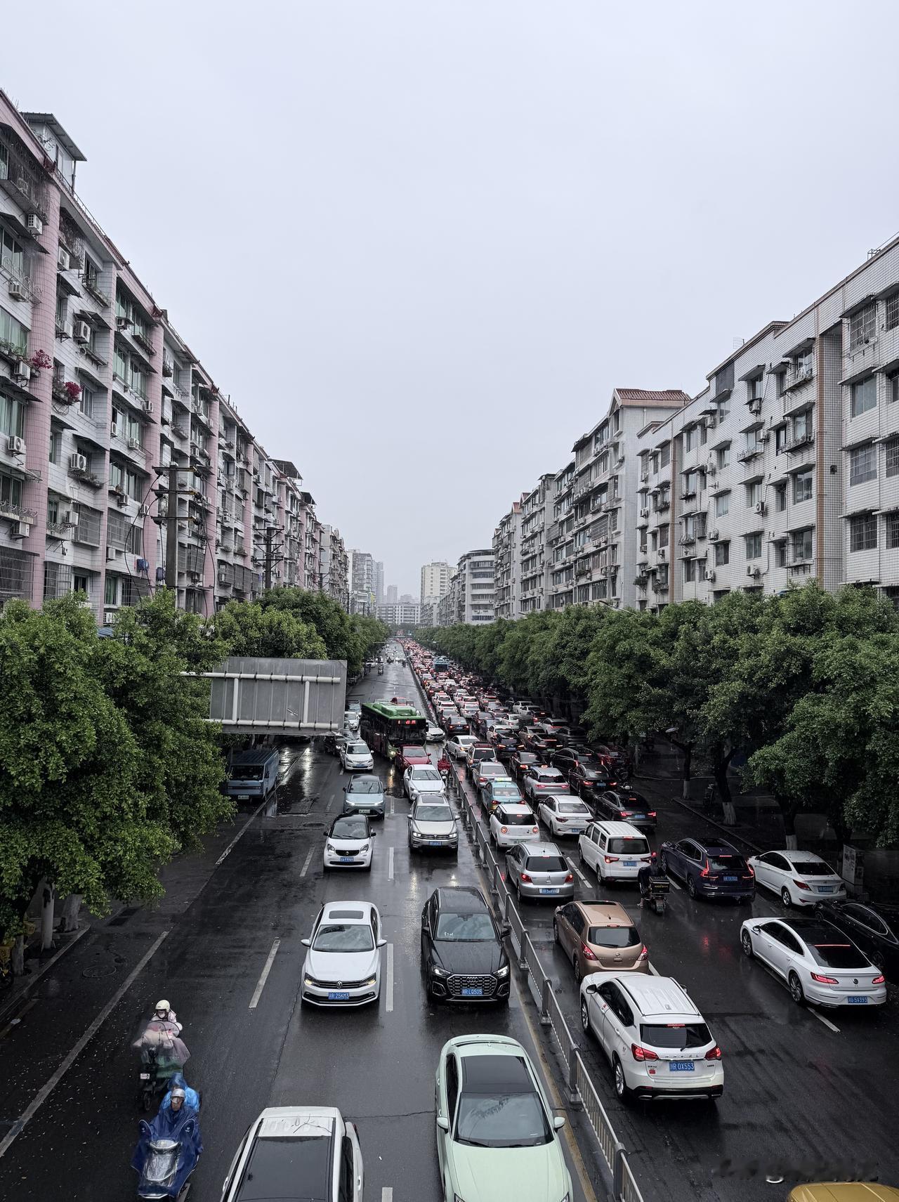 这条路的车是真的多啊，现场看到有交管人员，依然不能得到缓解。