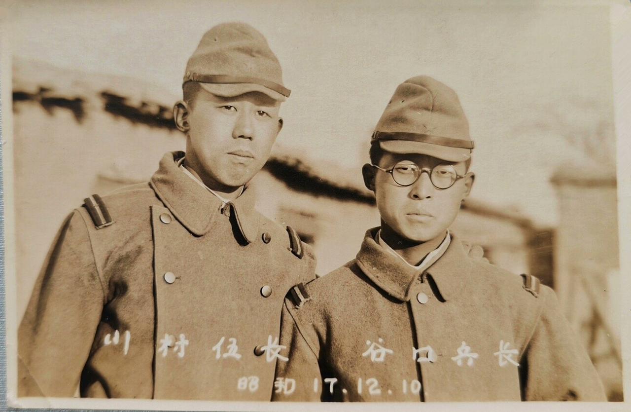 这是在日军相册中发现的两名日军士兵。看样子应该是两兄弟，左边的是山村伍长，右边的