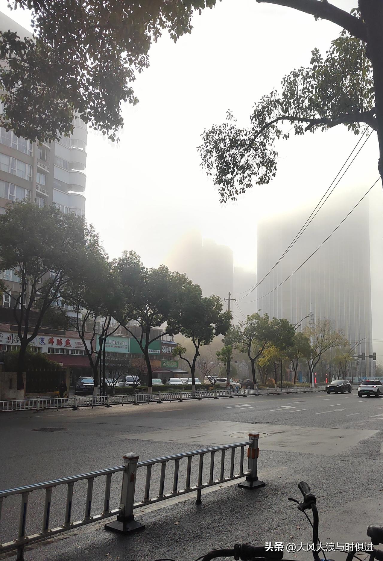 今天早上，打开窗户，看到大雾四起，高层建筑都看不到顶啦！
随着春天气息的悄然临近