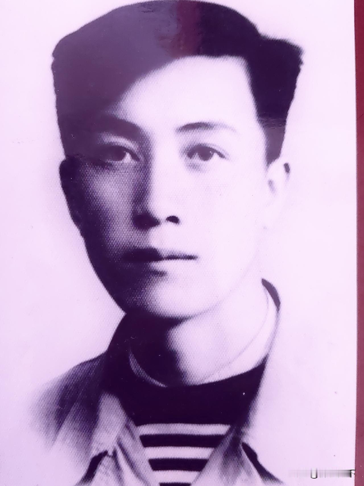 一名老兵
挥手惜别昨夜星辰
彤彤红日升腾之时
淌尽最后一滴泪
走完人生最后一段路