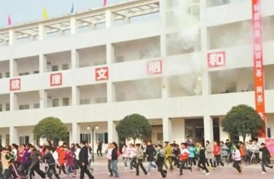 科学都无法解释！ 2008年，正在绵阳出差的叶志平，感受到剧烈摇晃的他疯了似的往