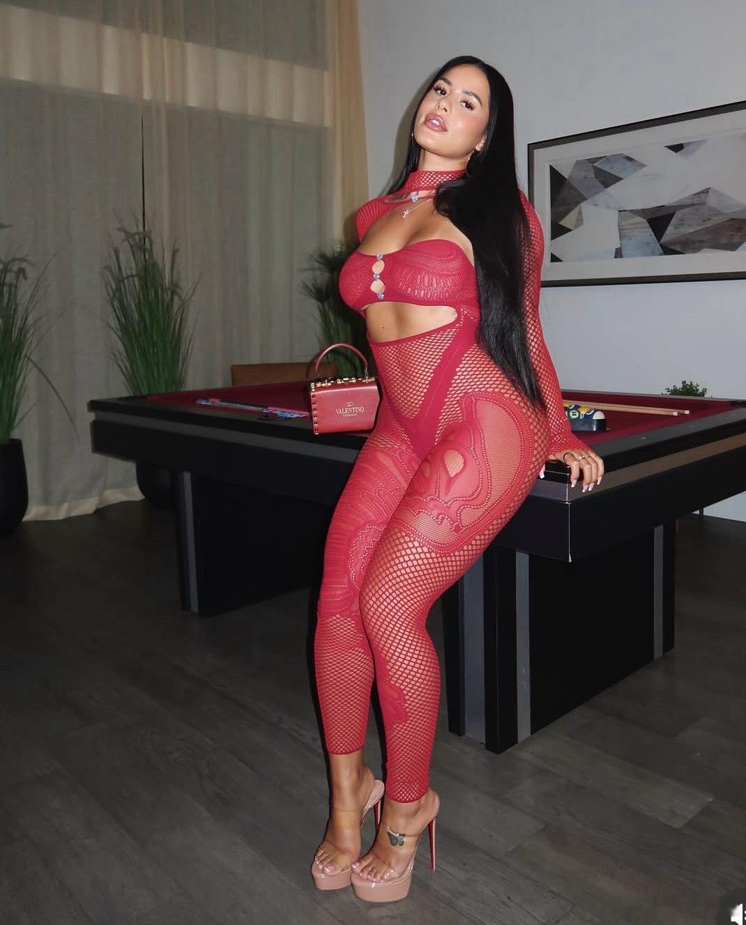希罗现任女友Katya Elise Henry对希罗加盟雄鹿非常兴奋，但希罗和库