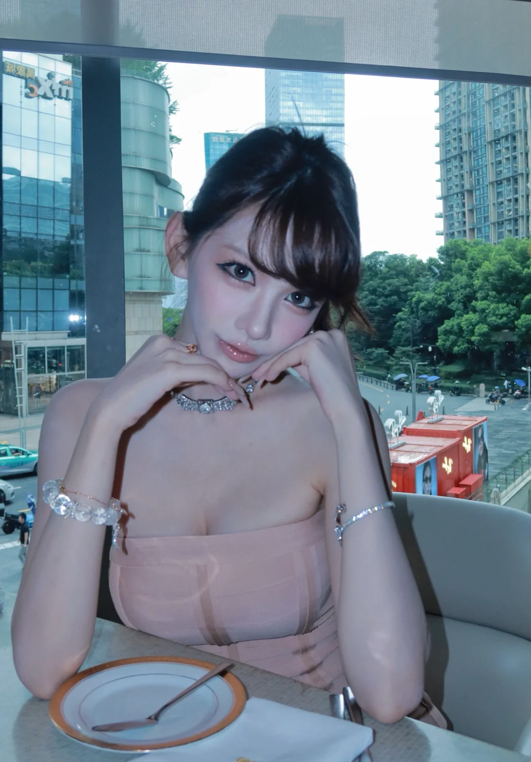 还没习惯闪光灯里的样子[扯脸H]好喜欢第一张