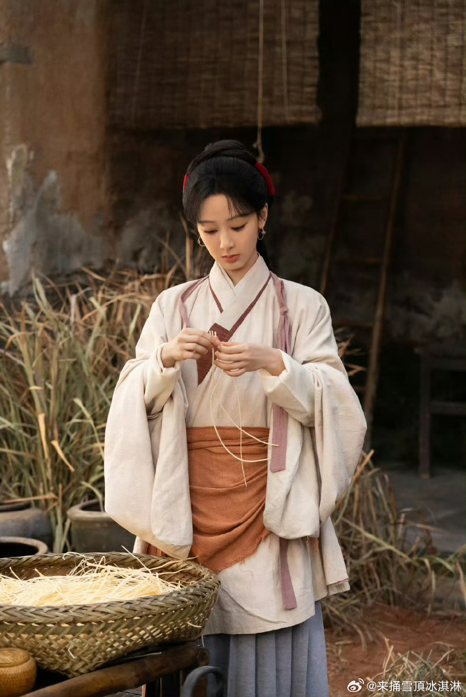 杨紫直播被爆祯娘传明天播出杨紫没人通知我啊愚人节玩笑太妙，杨紫信以为真，直言好希