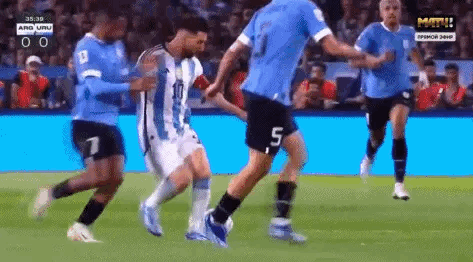 1vs2，都成肉夹馍了，梅西还把球带出来！[恐惧]可惜啊可惜，结果不太妙。