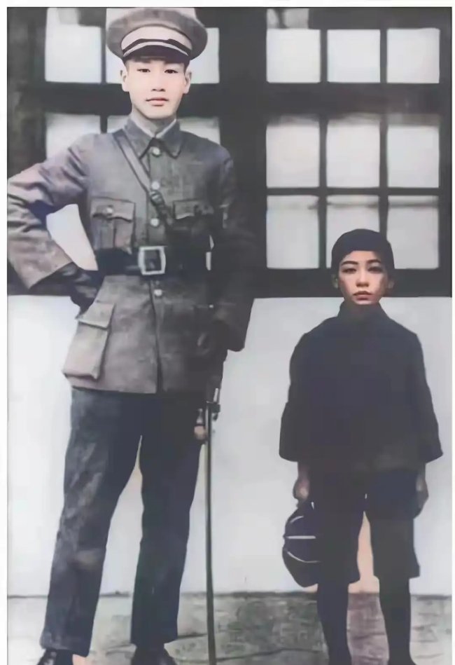 1924年，蒋纬国与蒋介石罕见留影，他一袭便装，眯着眼看着前方 