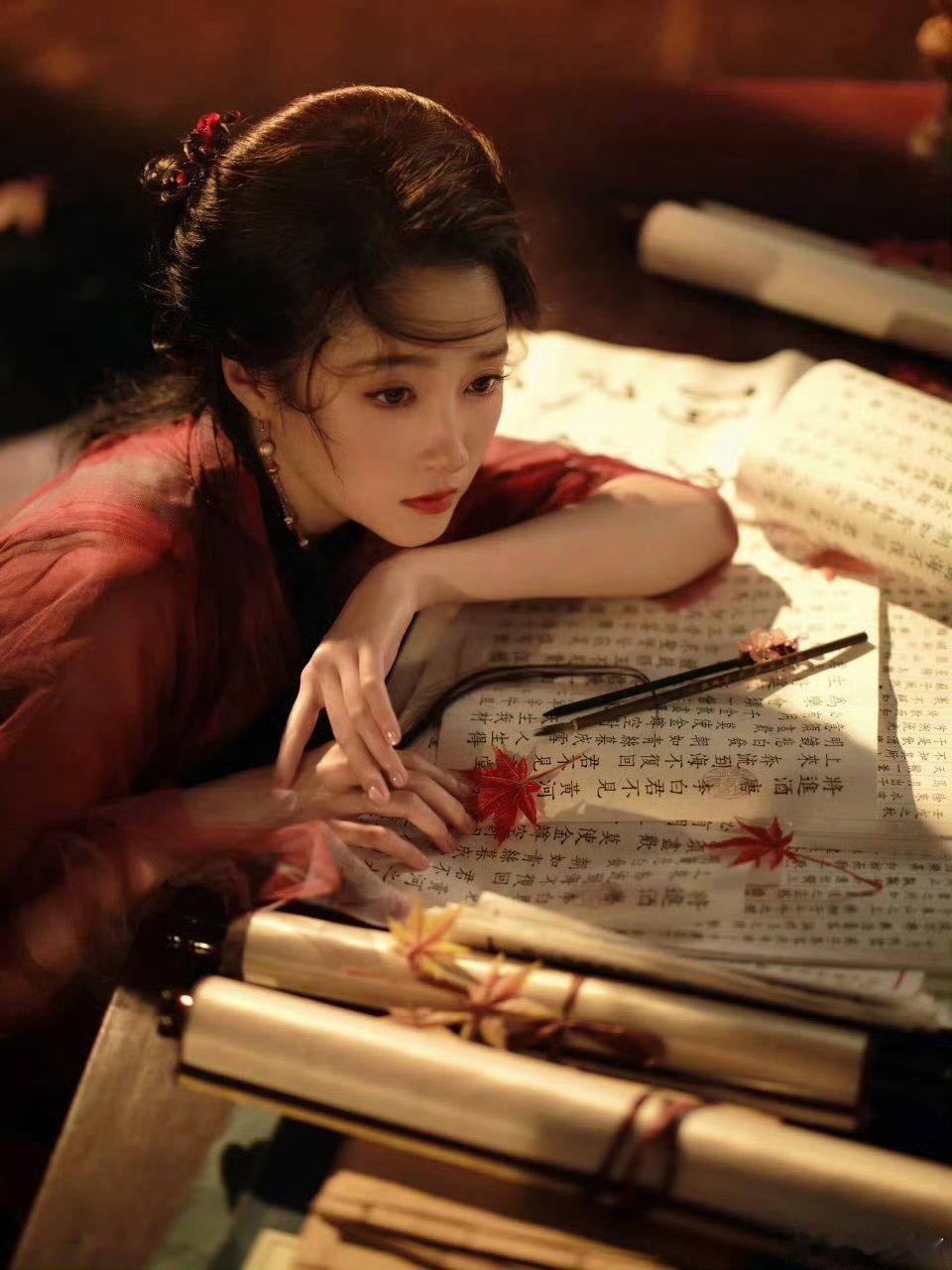 红枫下的关晓彤好美，关晓彤这组古风美的让人惊讶到了！ ​​​多拍写真啊啊啊啊 ​
