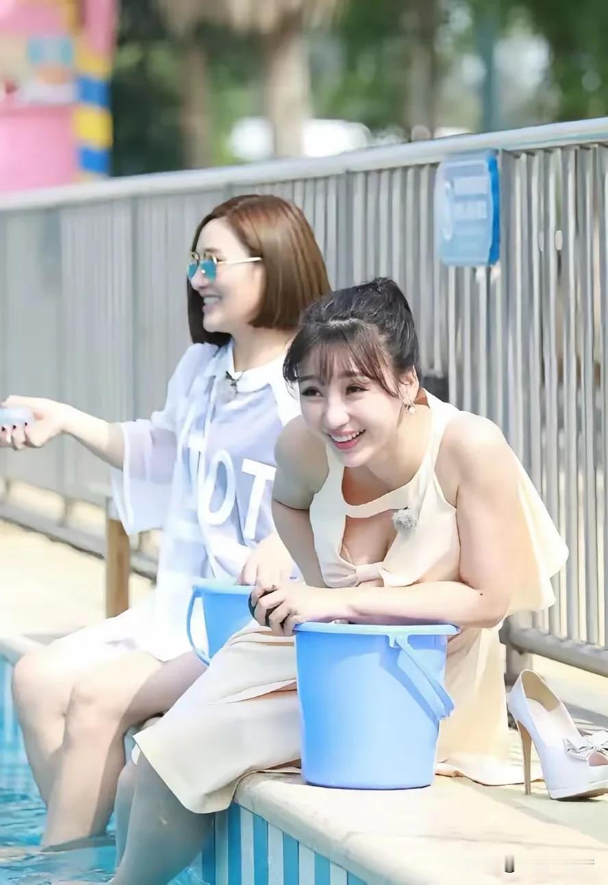 柳岩的身材一直是大家关注的焦点。之前她拍裸色低胸礼裙写真，身姿凹凸有致，尽显妩媚