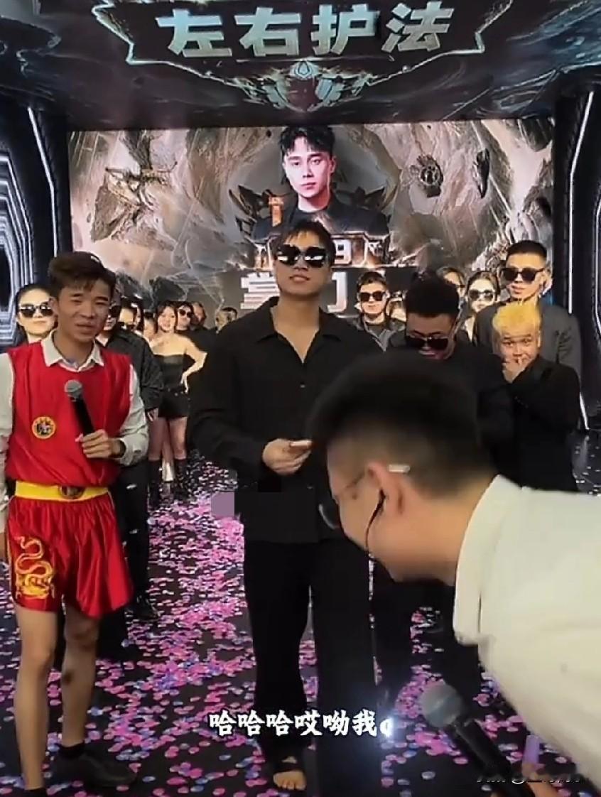 629团播爆笑名场面！老二喊刘二狗外号权力哥，惨遭老板踹屁股，徒弟当场护主放狠话