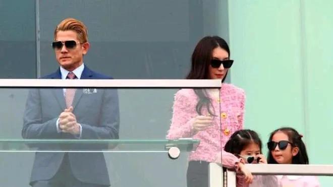 《59岁郭富城携妻女马场之行：争议点在哪？》

59岁郭富城携妻女现身马场。有人