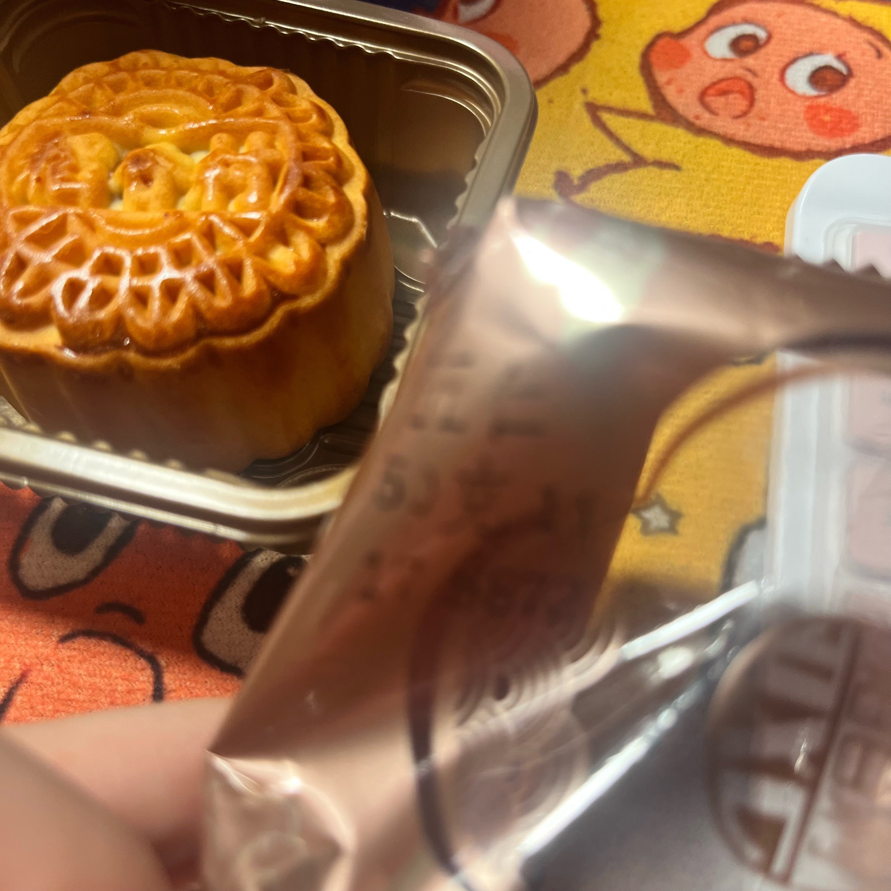 我妈买了各种味道的月饼 因为没怎么吃晚饭我想着睡前吃个月饼垫一下。嗯 刚刚懒得看