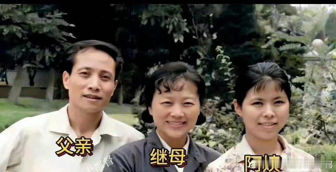 利智70年代全家福流出：站在继母身旁笑容腼腆，原生家庭的苦都藏在这张照片里 