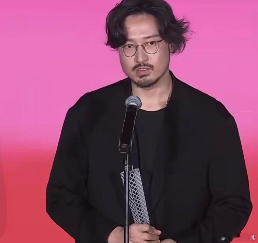 王传君怎么都不笑啊王传君东京电影节影帝王传君怎么都不笑啊，得奖感言情商很高啊 ​