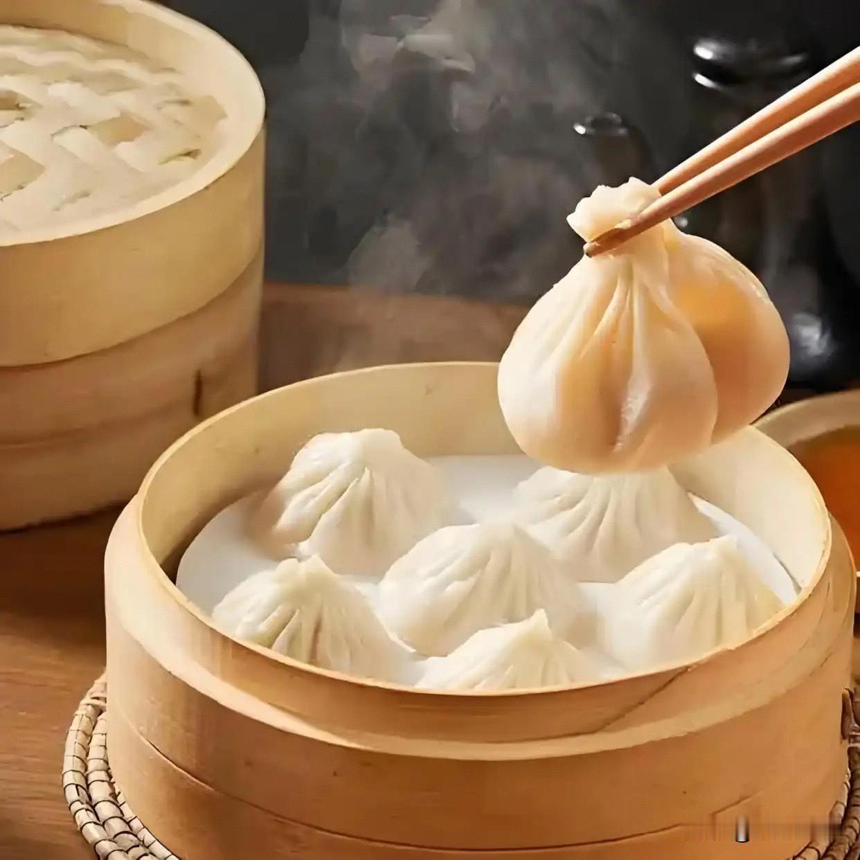 轻轻提，
慢慢移，
先开窗，
后喝汤。
老家开封第一楼的灌汤包皮薄馅大，汤多味鲜