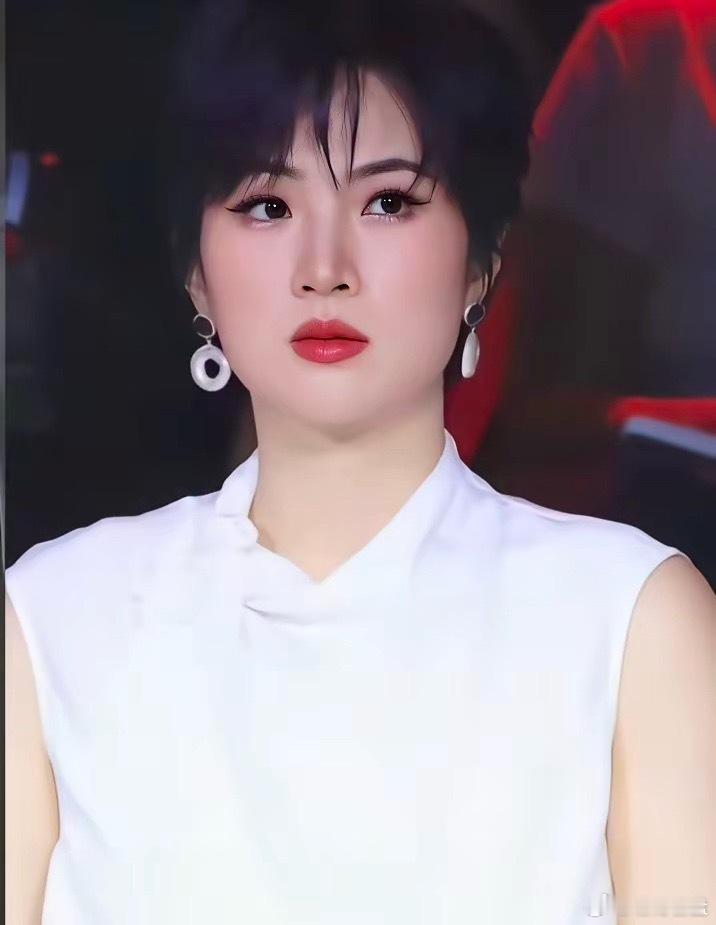 姚安娜在演戏方面确实太吃亏了！为什么呢，姚安娜身高，身材，打扮都没问题，干净利落