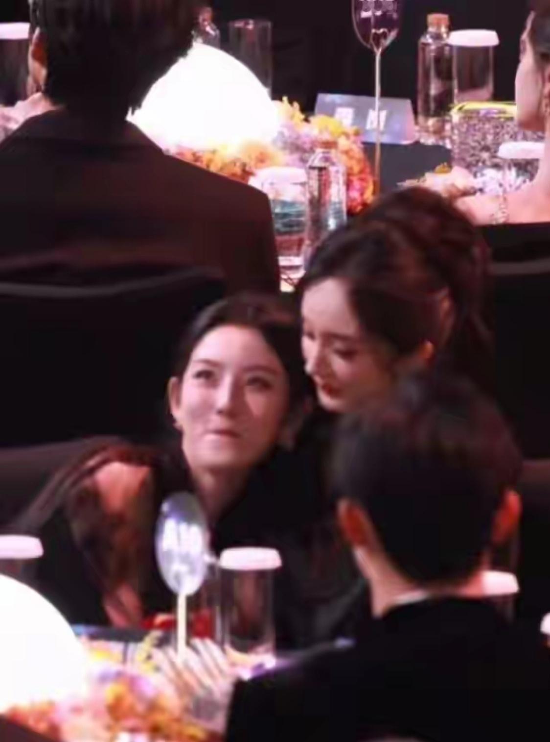 杨幂把宋祖儿搂怀里了爱奇艺尖叫之夜内场，杨幂宋祖儿坐一起，两人有说有笑，宋祖儿还