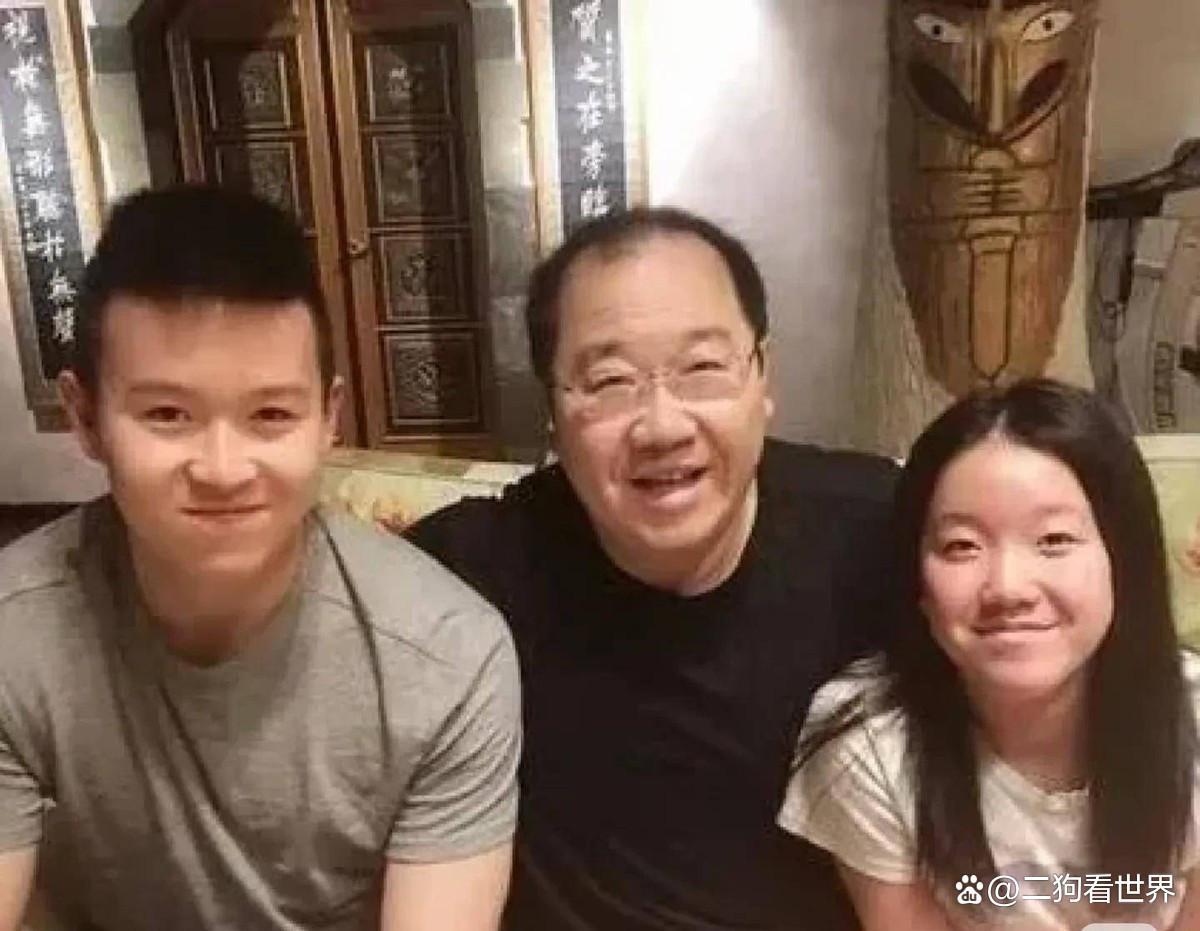 英达66岁寿宴曝光！一家四口温馨同框，妻子梁欢优雅现身！ 
