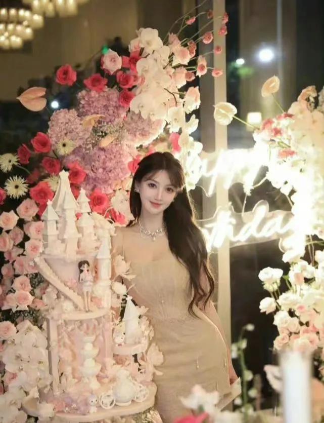 黄晓明曾为叶珂庆祝生日，满是鲜花还送包包，还拍了了可爱照片，真的好爱啊。#黄晓明