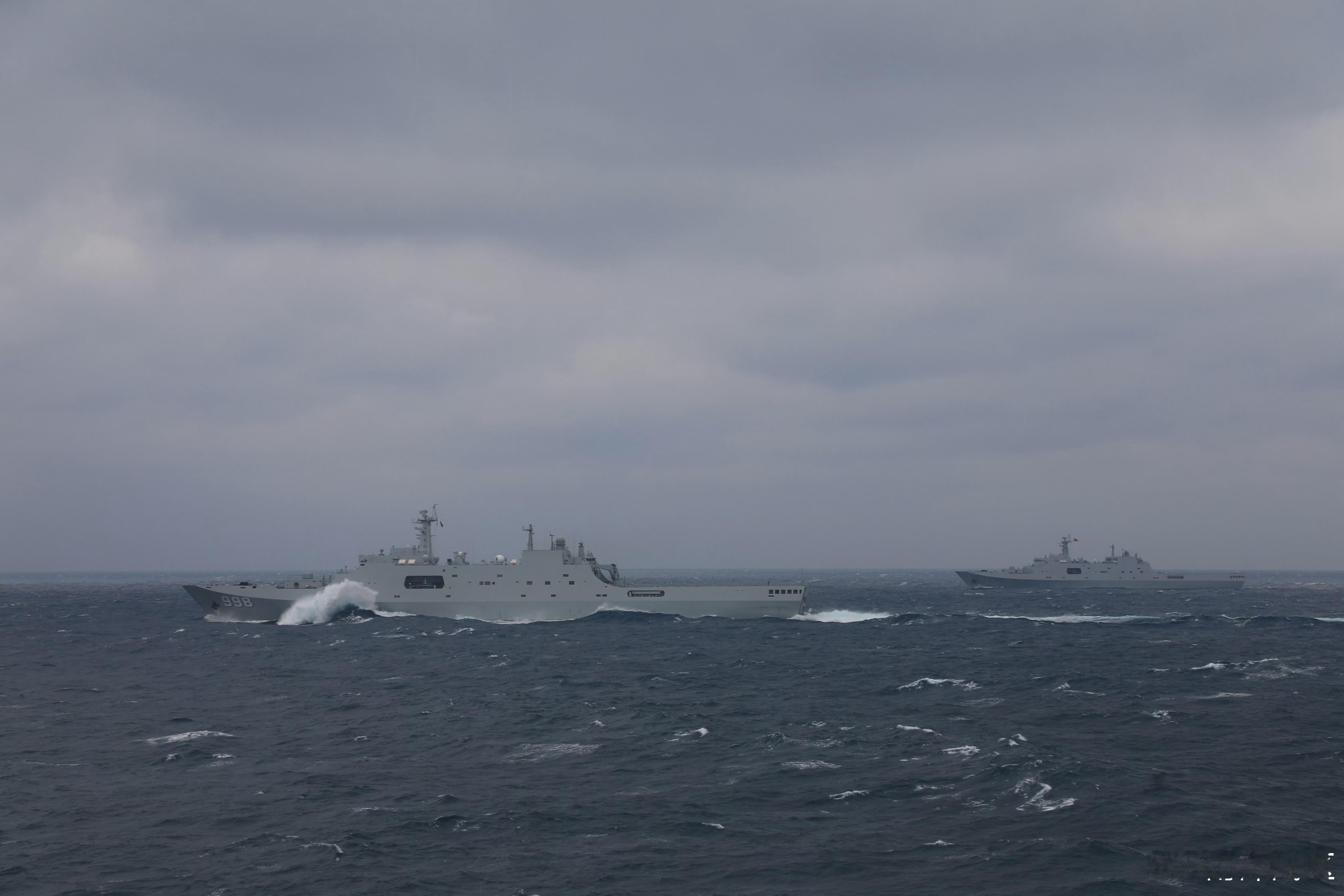 071也是几万吨的巨舰艇，能打到比甲板还高的主炮炮位高度，那这也是好几层楼高的滔