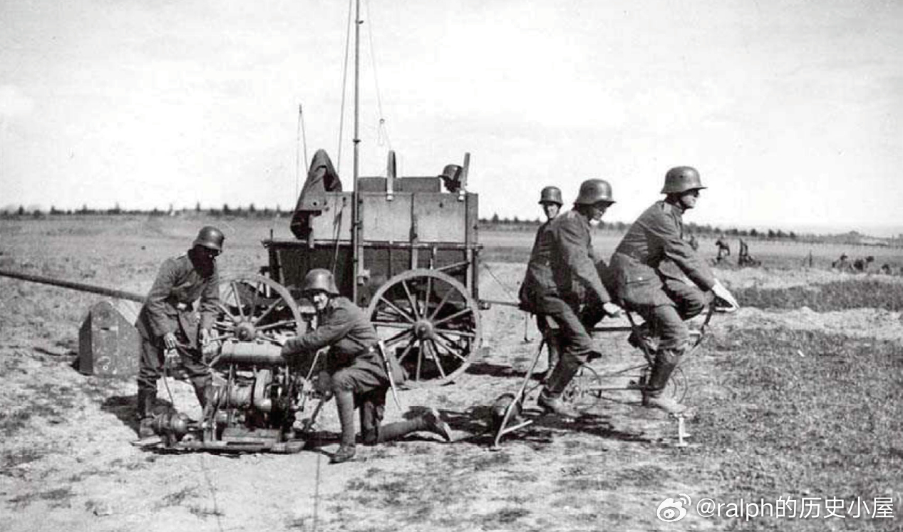 1917年9月前线后方的德军一个通讯班正在试图利用双人自行车式发电机来启动无线电