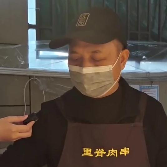 福建师范大学旗山校区附近的小吃街多个摊位，为了帮助患癌的“煎饼叔叔”，统一更换了