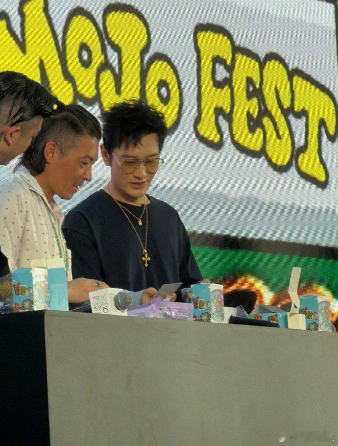黄晓明陈冠希活动同框路透 黄晓明陈冠希活动同框路透，这也太神奇了吧！黄晓明陈冠希