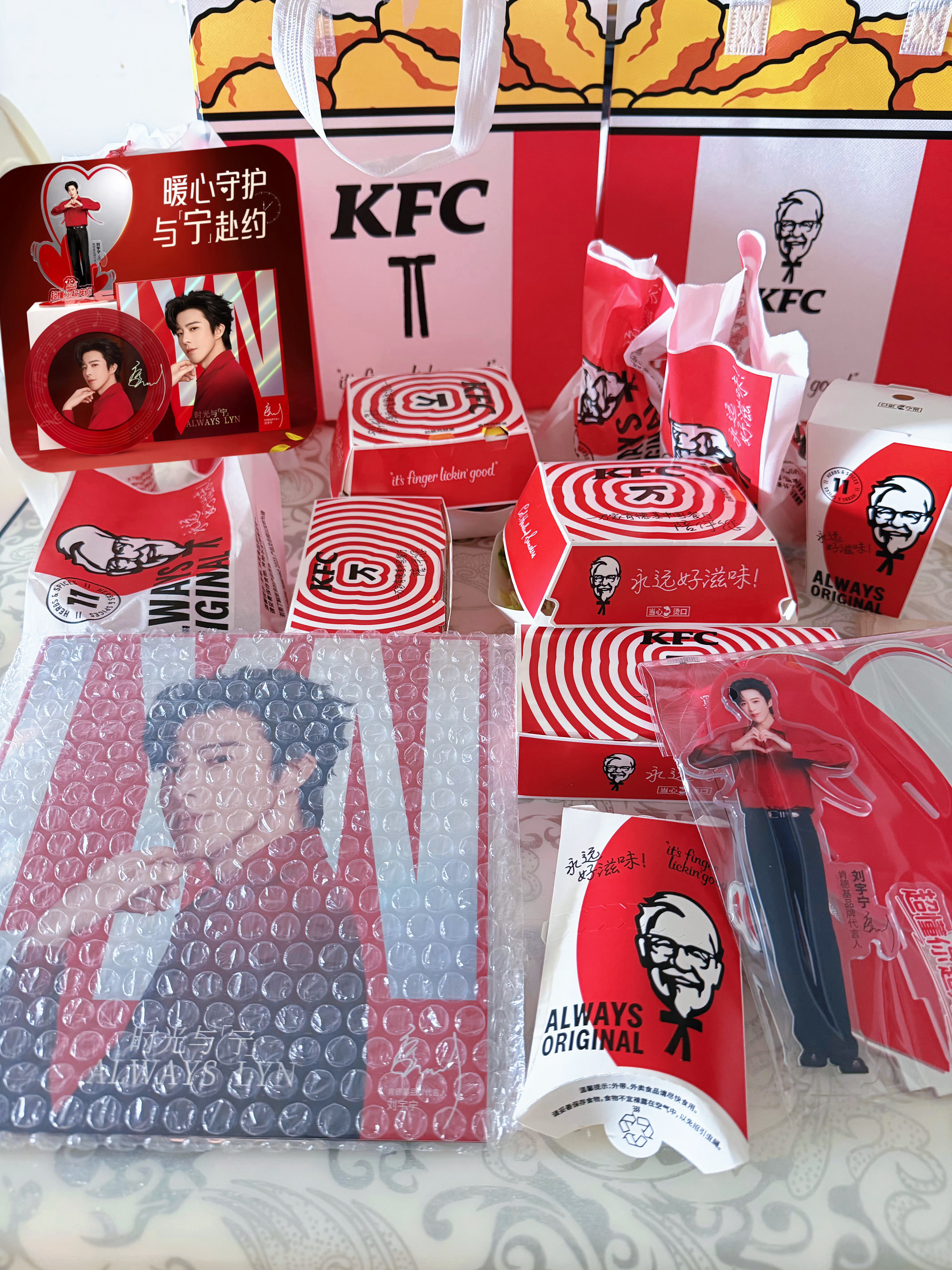 刘宇宁肯德基品牌代言人  稳稳到手两件套！超喜欢 唱片和立牌都好好摩登兄弟