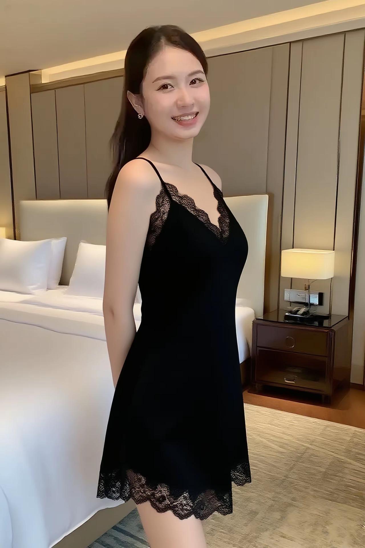 一句话分享今日感悟遇到困难别抱怨，想办法解决才是正途。黑色蕾丝拼接吊带睡裙，蕾丝