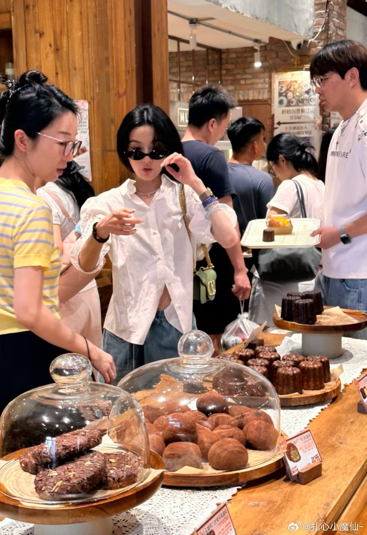 网友买面包就偶遇宋祖儿 