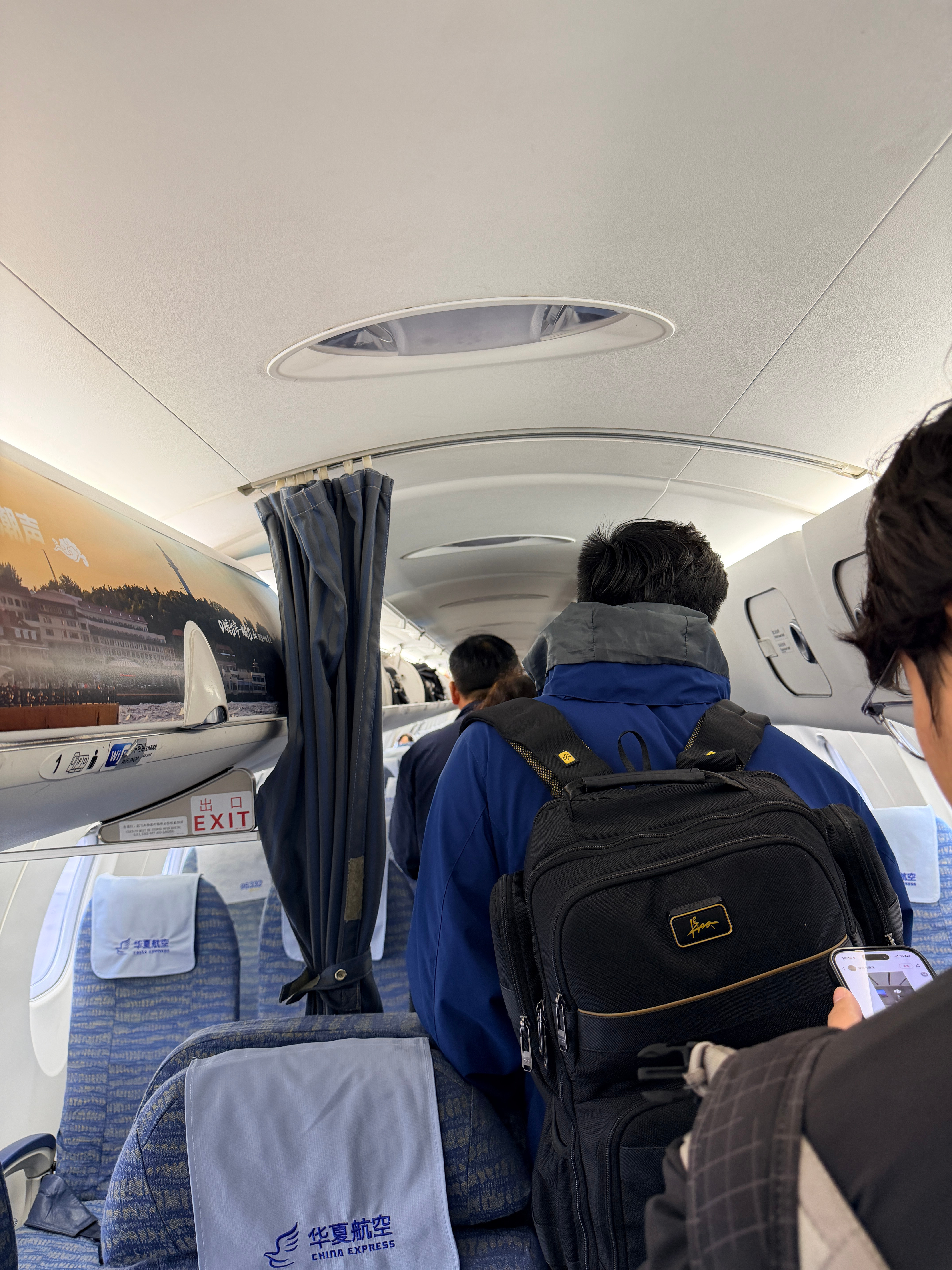 目前坐过最小的飞机机型了，双排➕一个走廊，总共就89个座，头顶空间感觉个高的都得