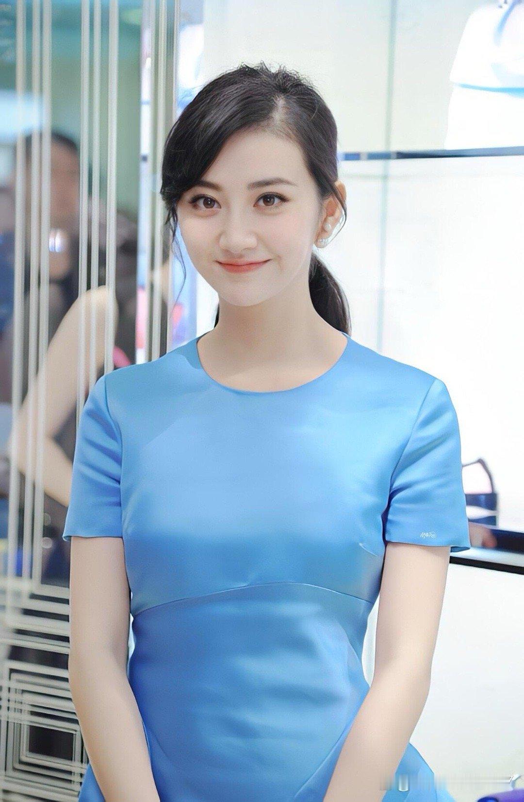 景甜身穿优雅蓝色裙装，温婉迷人，宛如从画中走出的仙女。 